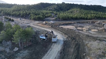 Çorum'da Çomar Barajı çevresinde yol genişletme çalışmaları sürüyor