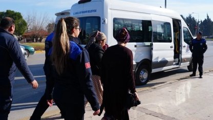 Denizli'de zabıta ekipleri dilenci denetimlerini artırdı