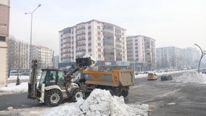 Diyarbakır'da kritik kavşaklarda kar temizliği