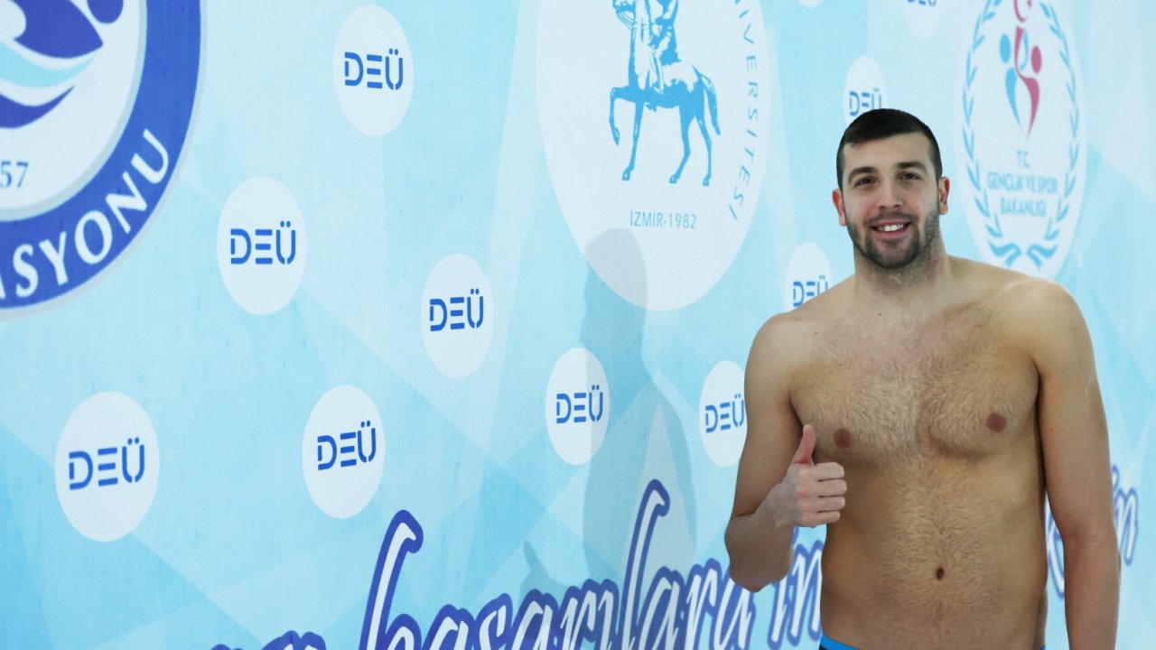 Dokuz Eylül kapılarını milli yüzücüye açtı