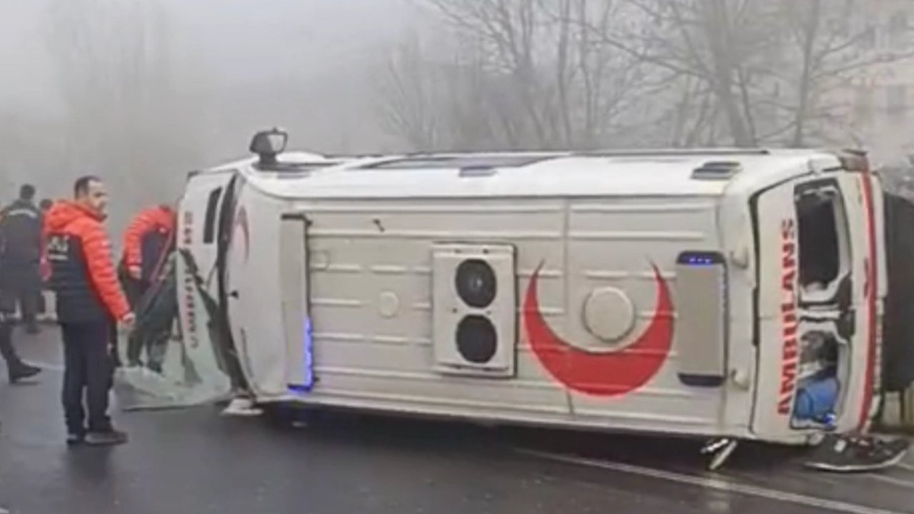 Düzce’de yoğun sis ambulansı yan yatırdı: 1 sağlık personeli yaralı