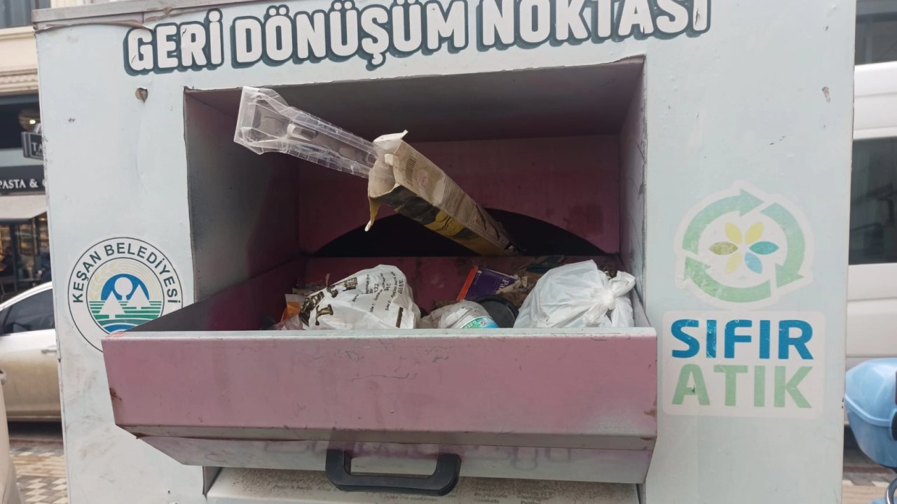 Edirne Keşan'da tekstil kumbarası çöp kutusuna döndü