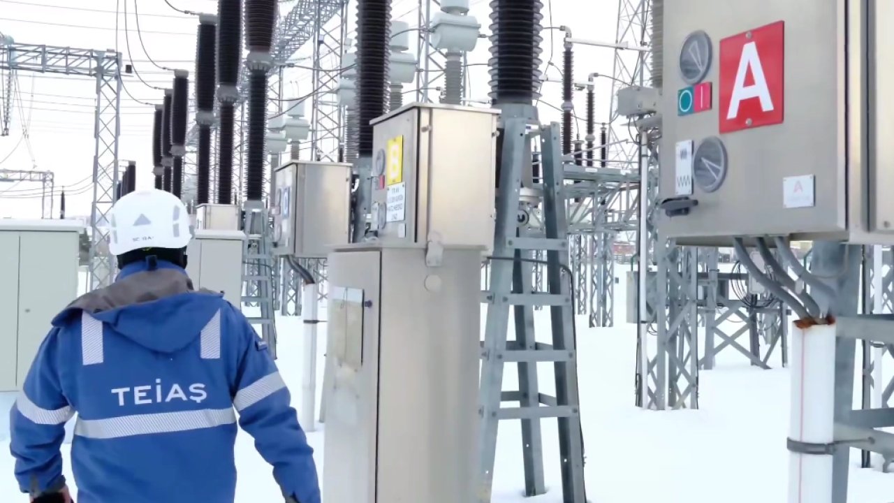 Enerji ekipleri zorlu koşullarda görev başında