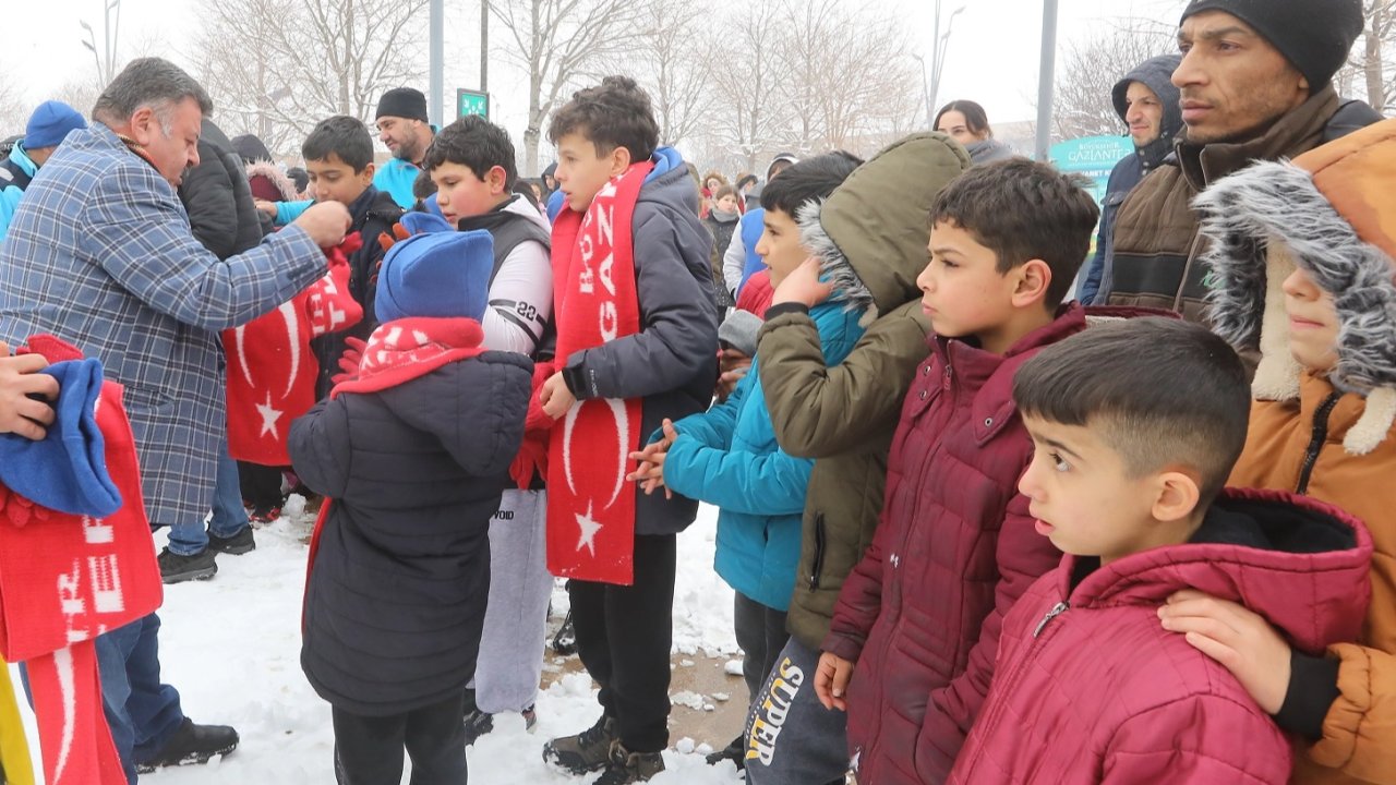 Gaziantep'te çocuklara kar hediyesi