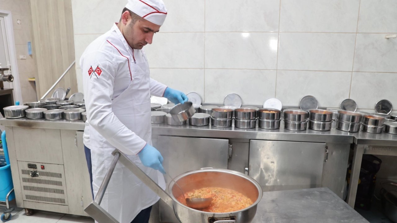 Gebze'de aylık 8 bin öğün sıcak aş oldu