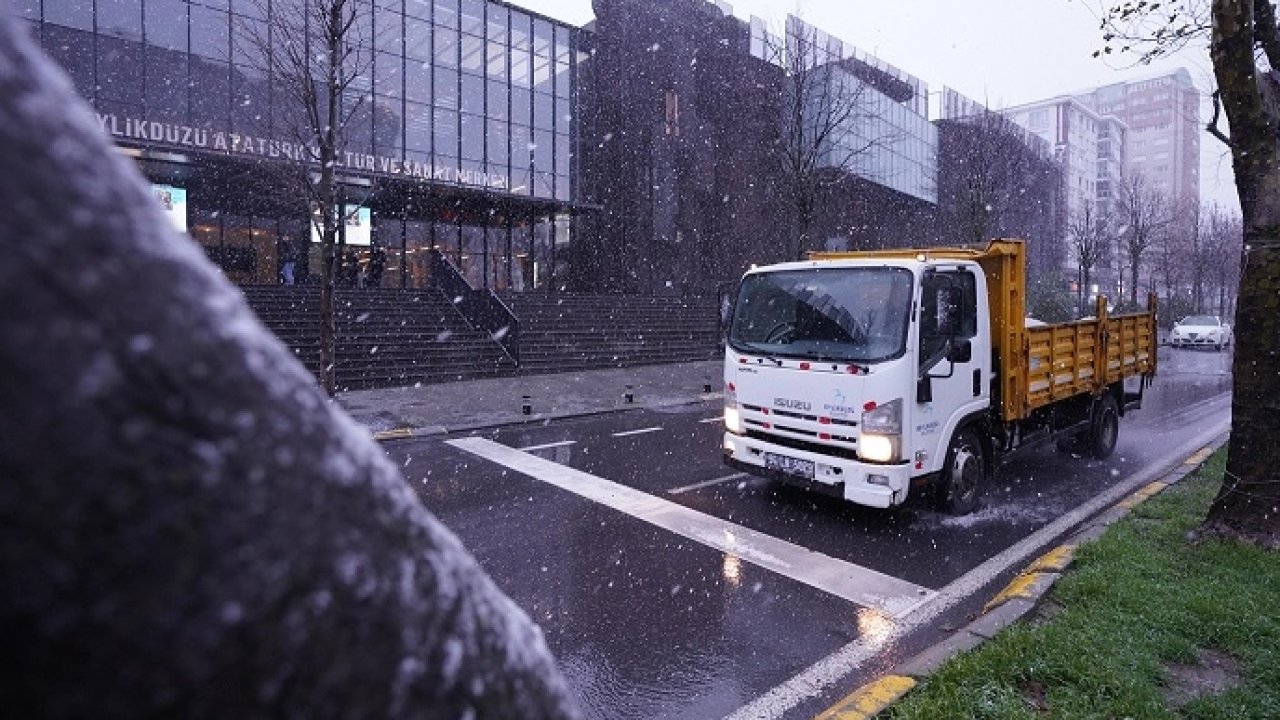 İstanbul Beylikdüzü'nde karla mücadele mesaisi