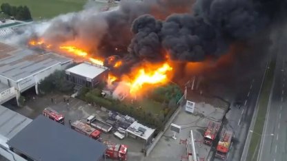 İstanbul Büyükçekmece’de fabrika yangını kontrol altında