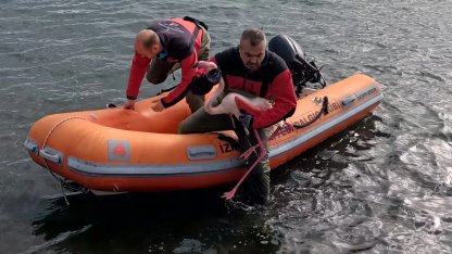 İzmir İtfaiyesi ayağına misina dolanan flamingoyu kurtardı