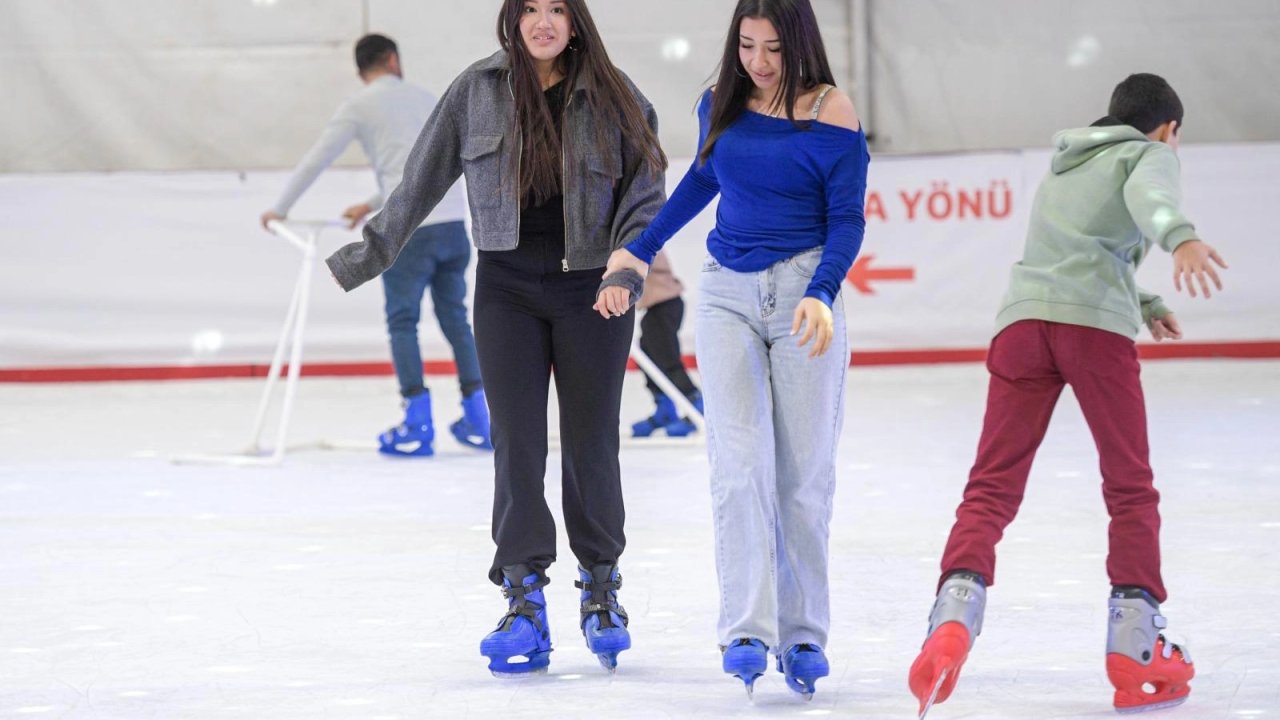 İzmir'de kışın keyfi buzda yaşanıyor