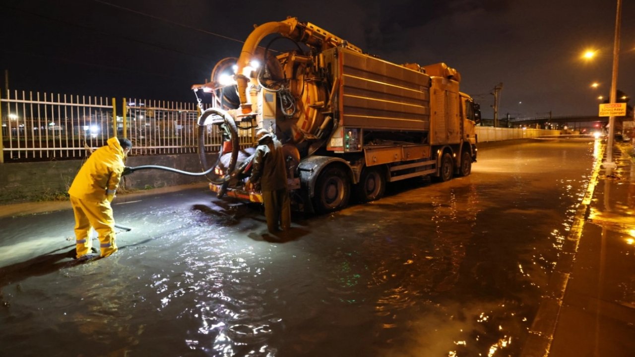İzmir’de sağanak seferberliği... Büyükşehir tüm birimleriyle sahadaydı