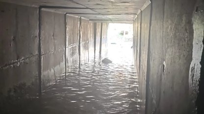 İzmir’de sağanak yağış sonrası araçlar dereye sürüklendi