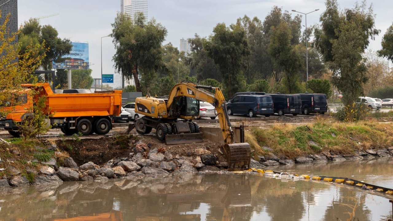 İzmir'de sağanak yağış ve fırtına nedeniyle ekipler seferber oldu