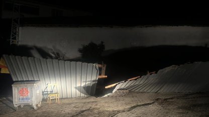 Karesi’de şiddetli rüzgar samanlığın çatısını uçurdu