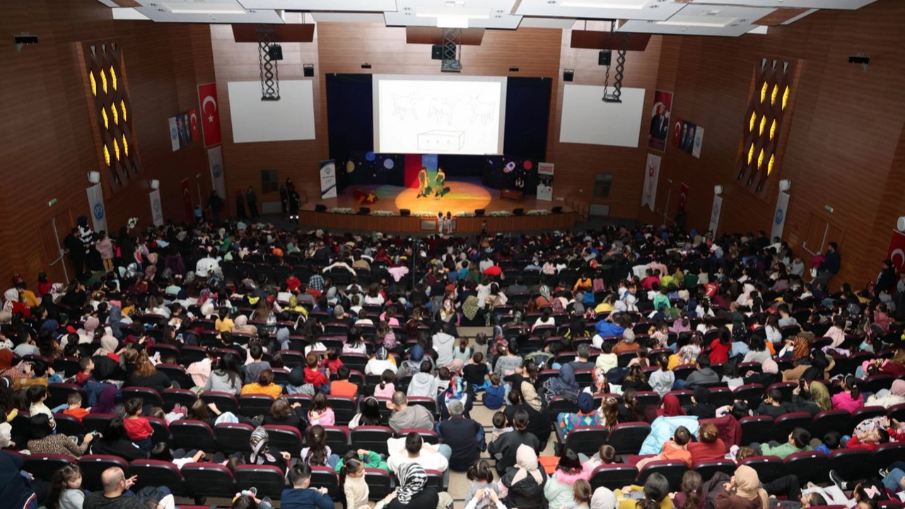 Kayseri Talas'ta Başkan Amca'dan çocuklara karne hediyesi