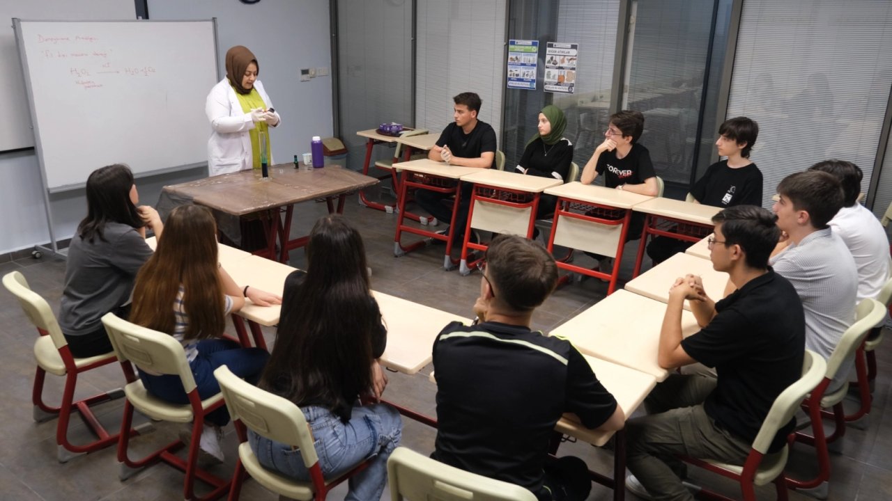 Kocaeli'de Akademi Liseler geleceği şekillendiriyor