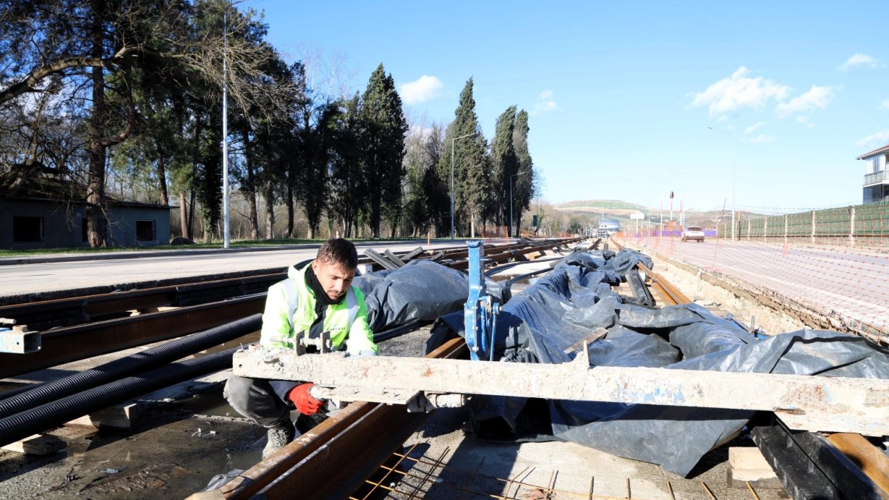 Kocaeli'de raylar Kartepe’ye doğru döşeniyor