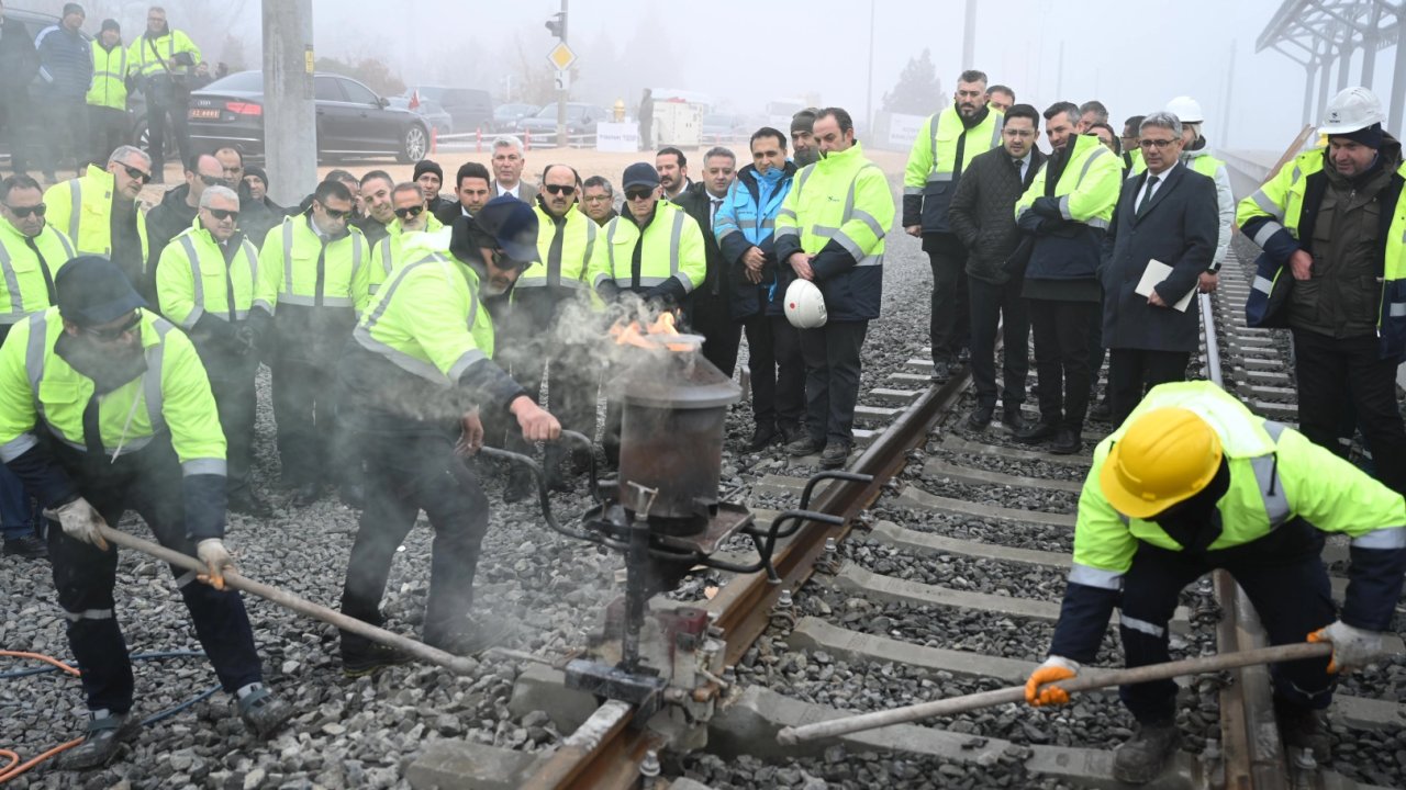 Konya'da tarihi adım... KONYARAY banliyö hattında ray birleştirme kaynağı yapıldı
