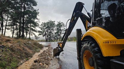 Kuvvetli yağış ve fırtına Antalya’da hayatı olumsuz etkiledi