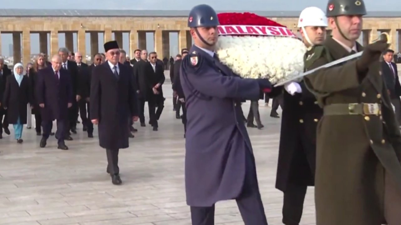 Malezya Başbakanı Enver İbrahim Anıtkabir'i ziyaret etti