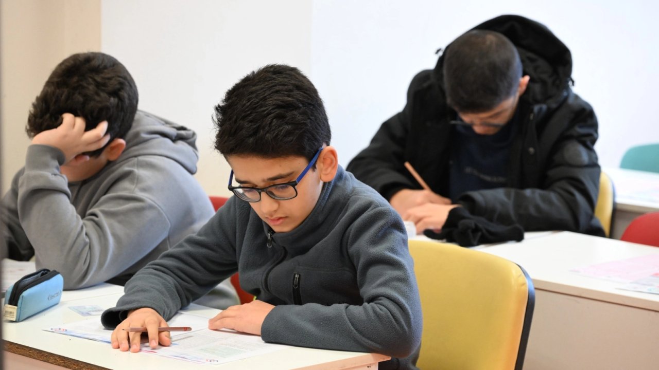 Manisa'da öğrenciler MABEM’in ödüllü sınavında ter döktü