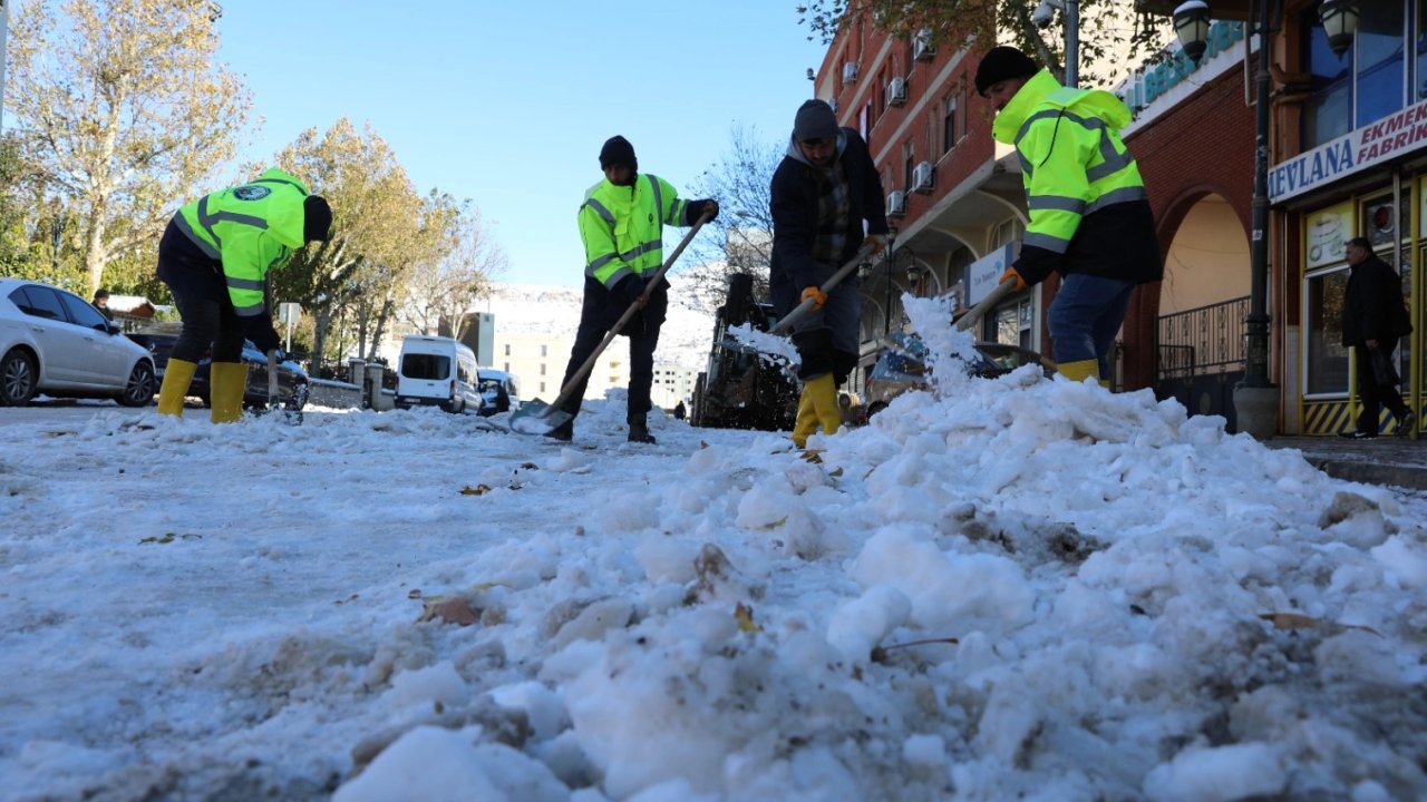 Mardin Yeşilli'de karla mücadele çalışmaları aralıksız sürüyor