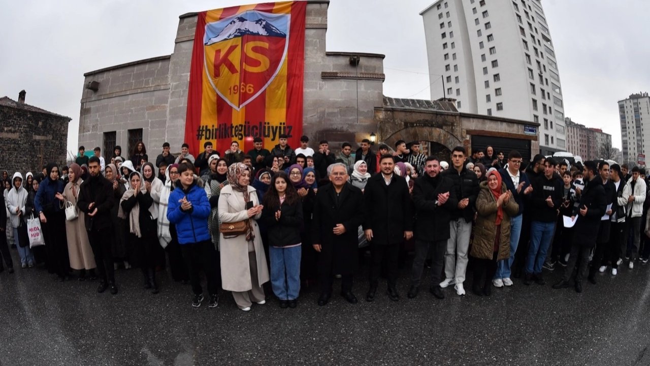 Memduh Büyükkılıç 'Filistin yürüyüşüne' katılan Kayserilileri dualarla uğurladı