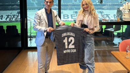 Nevide Çiçek’e Anlamlı Hediye! Özgür Subaşı’ndan İstanbul Gençlergücü forması