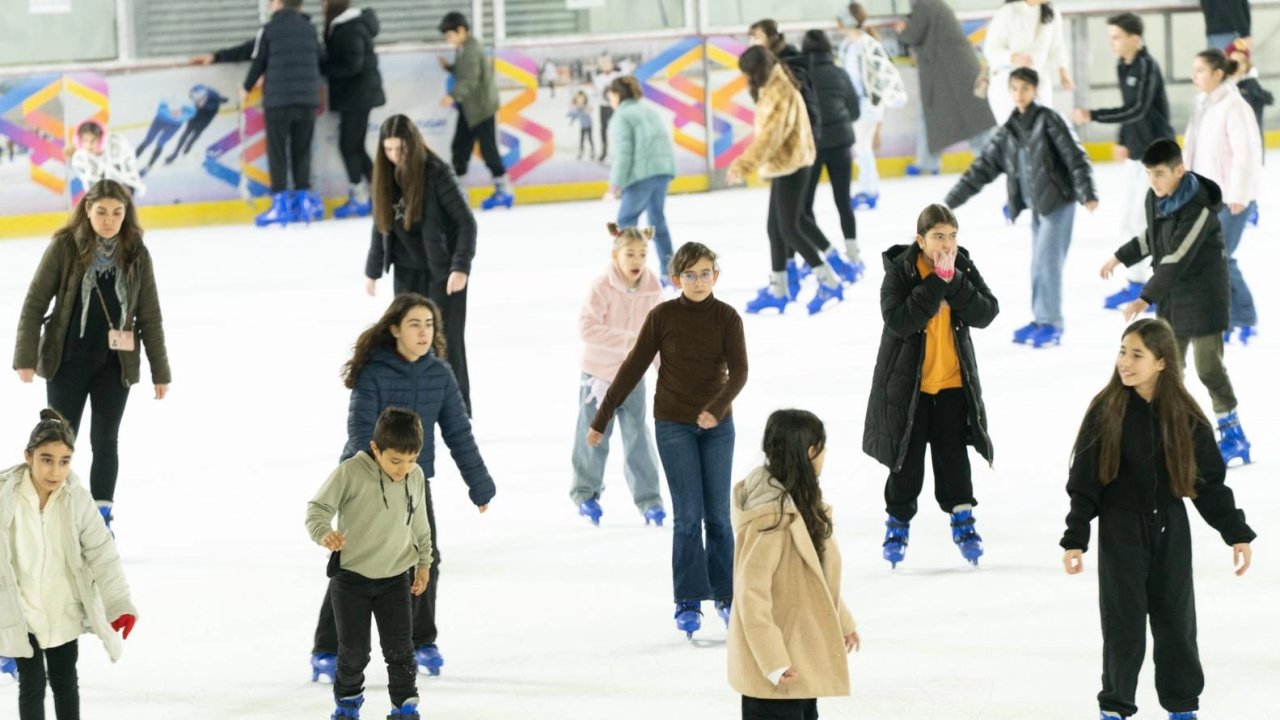 Öğrencilerin buzda karne sevinci