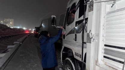 Şahbaz Derneği kar yağışında yolda kalan vatandaşların yanında
