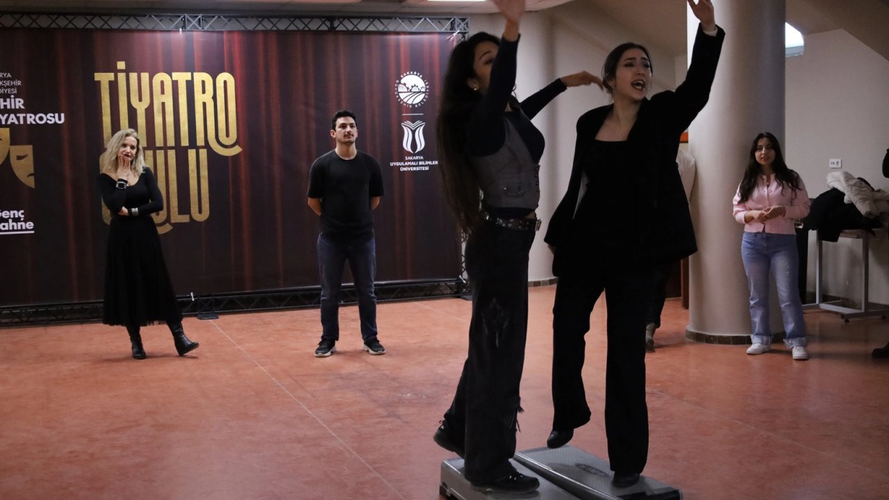 Sakarya Büyükşehir’in tiyatro okulunda eğitimler başladı