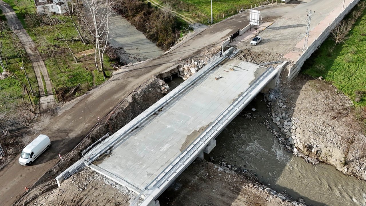 Sakarya Karapürçek’i şehre bağlayan köprüde sona doğru