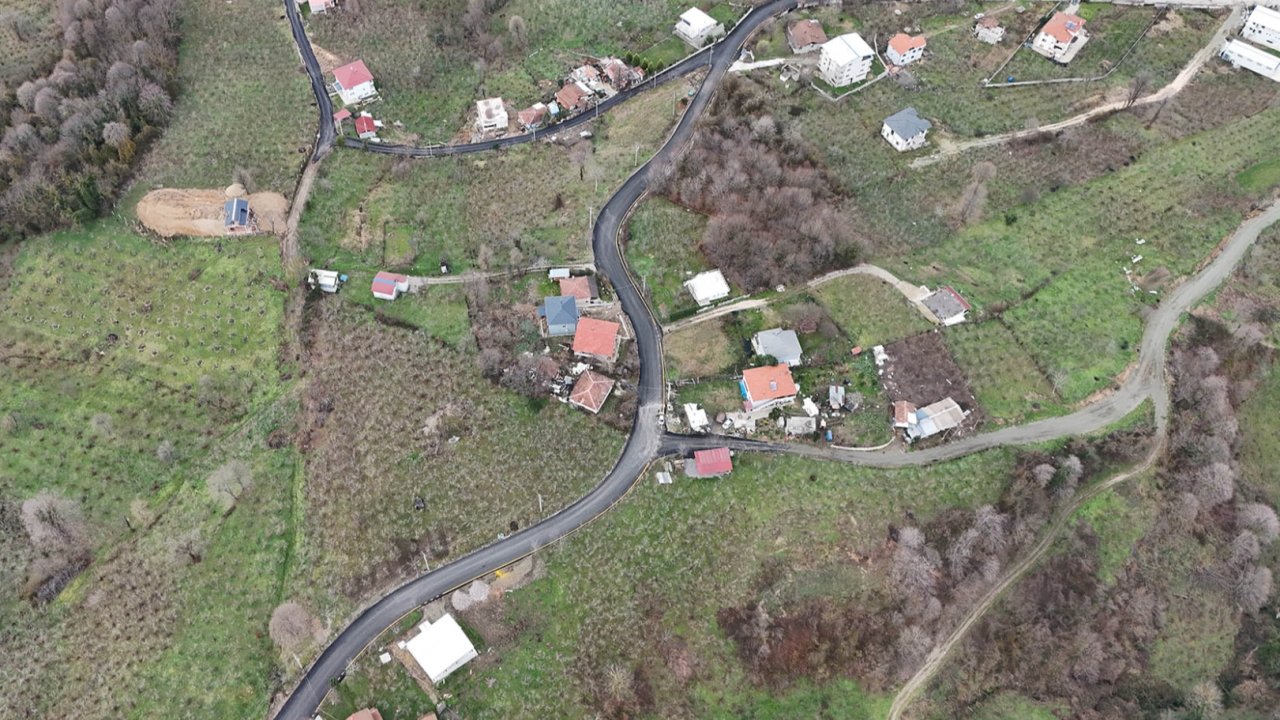Sakarya'da mahallesi sakinlerinden asfalt teşekkürü