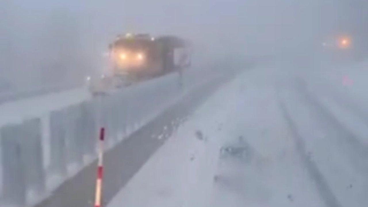 Sürücüler dikkat! D-100 Bolu Dağı Geçidi'nde kar ve buzlanma