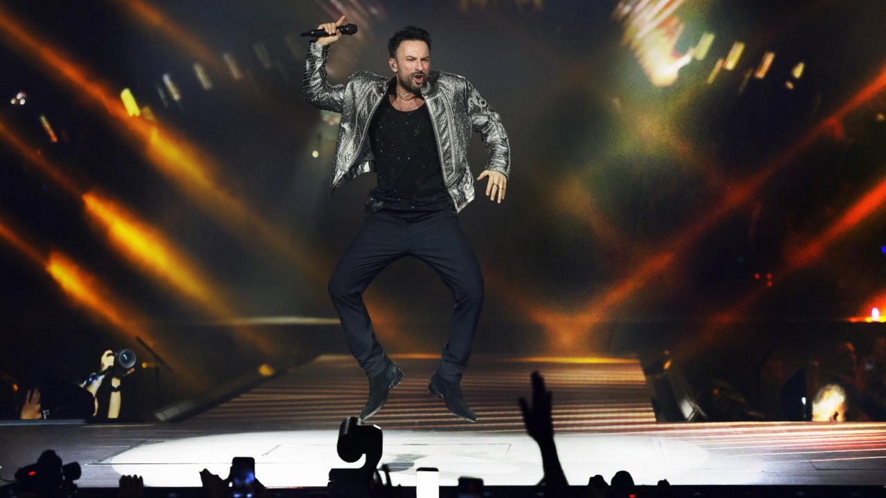 Tarkan sahneden 'Beni çok sev' diyerek seslendi