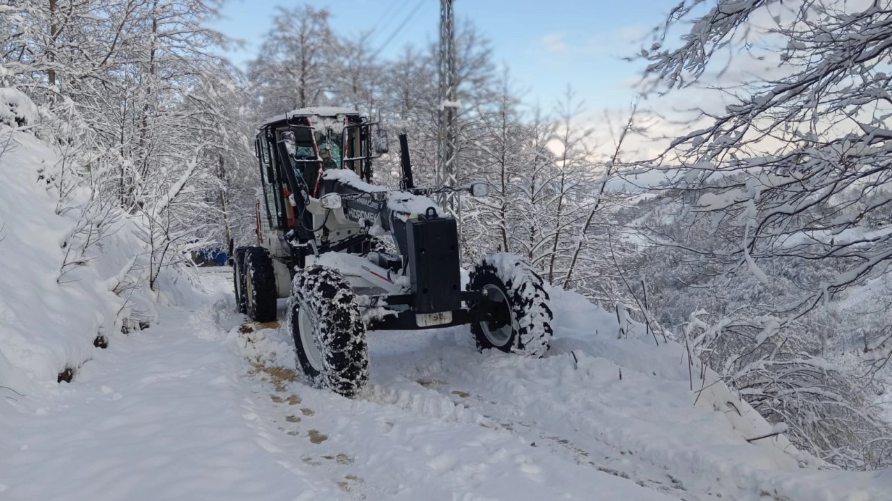 Trabzon Büyükşehir ekipleri karla mücadeleyi sürdürüyor