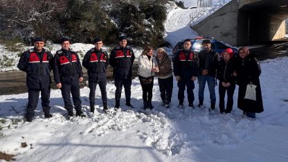 Yılın ilk kurtarma operasyonu Bursa Jandarma'dan... Kestel'de donmak üzere olan aile kurtarıldı