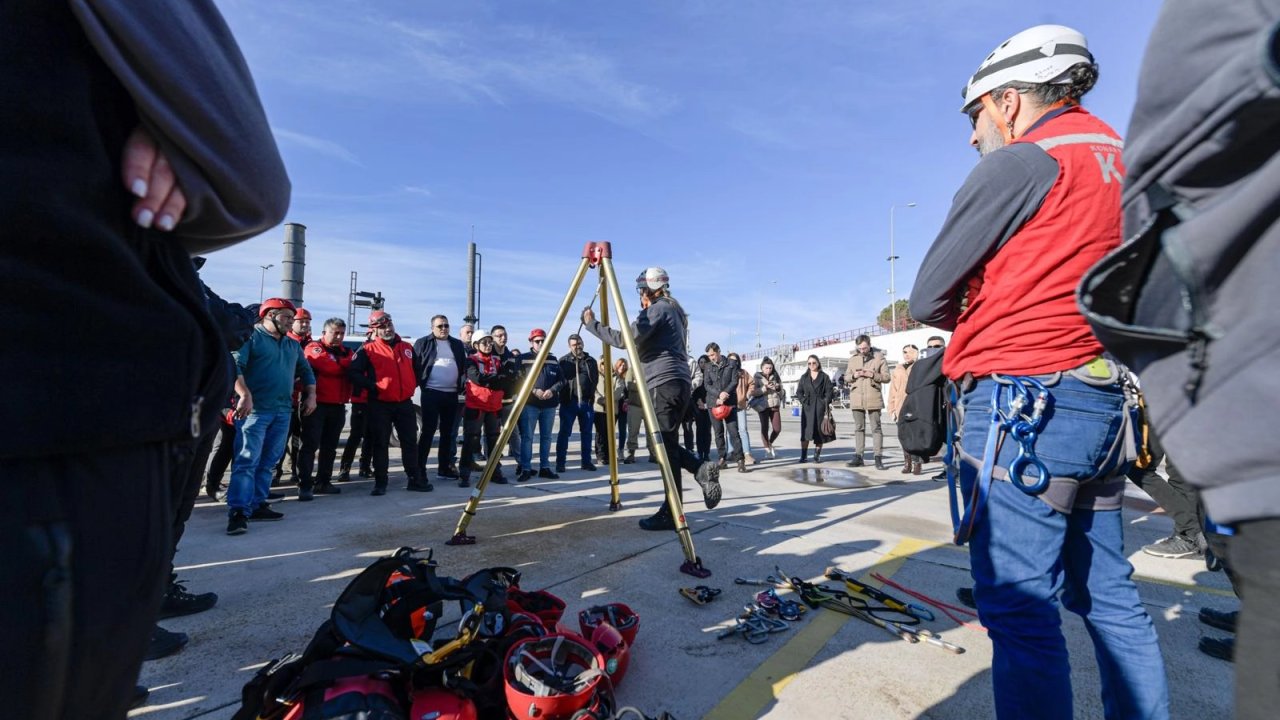 Afetlerde mahsur kalan hayvanlar unutulmayacak... Uygulamalı eğitim İzmir'de yapıldı