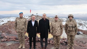 Ağrı Dağı Hazzep Tepe Modüler Üs Bölgesi’nde iftar vakti