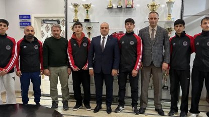 Ağrılı halterciler Mersin'de madalyaları topladı