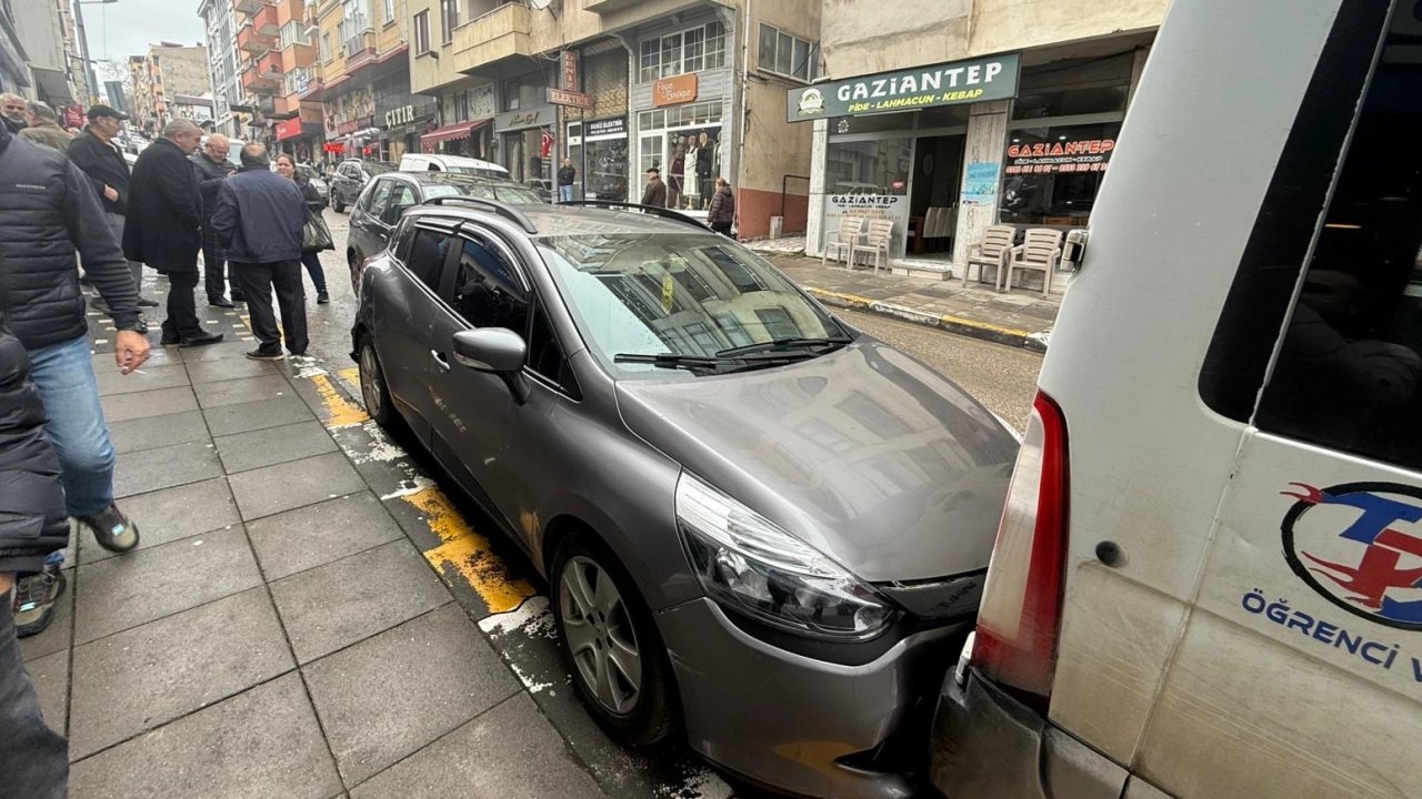 Akçakoca’da zincirleme kaza: 6 araçta hasar