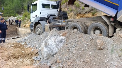 Alanya’da heyelan ve göçük sonrası Büyükşehir’den yoğun mesai