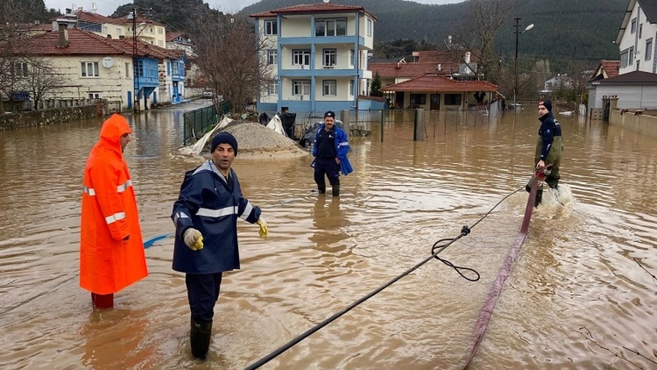 Antalya Büyükşehir Belediyesi ekipleri yağışın izlerini siliyor