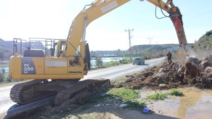 Antalya Büyükşehir Belediyesi ekiplerinden yol mesaisi