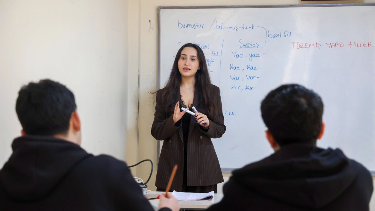 Antalya'da gençlere eğitim desteği sürüyor