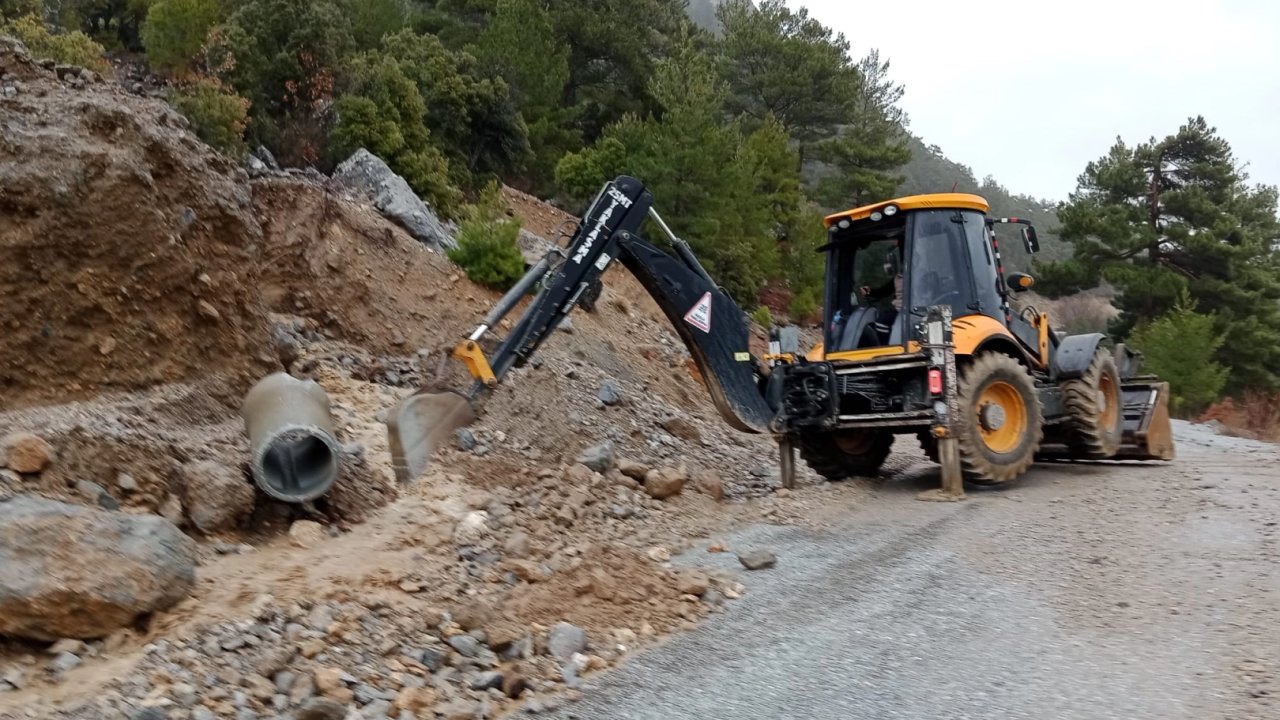 Antalya’da kış mesaisi! Alanya kırsalında yol güvenliği