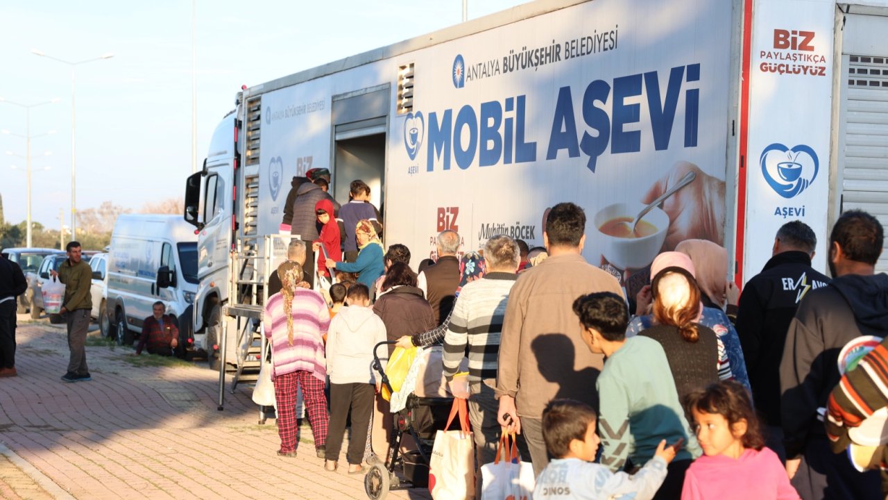 Antalya'da 'Mobil Aşevi' mahalle mahalle dolaşıyor