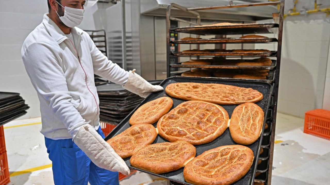 Antalya'da ramazan sofralarına uygun fiyatlı pide