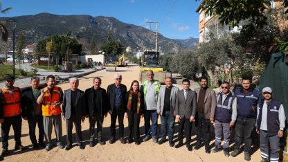 Antalya'da sıcak asfalt çalışmaları devam ediyor