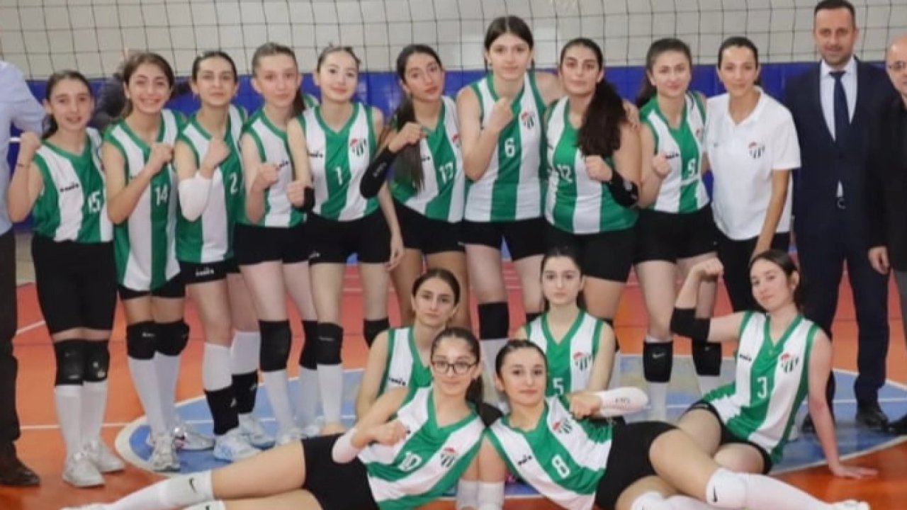 Artvinspor kadın voleybol takımı turnuvaya galibiyetle başladı