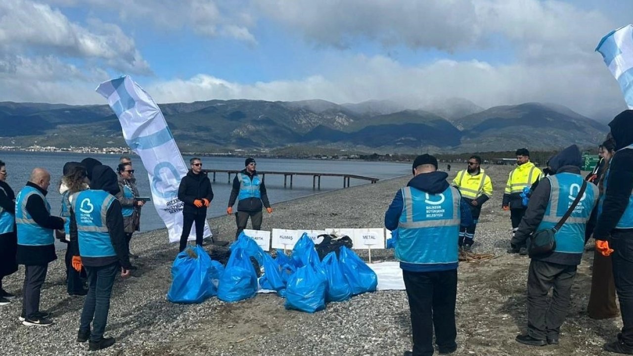 Balıkesir’de Altınkum sahilinde anlamlı temizlik